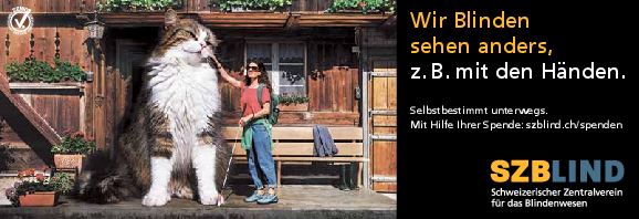 Eine Frau mit Blindenstock streichelt eine überdimensional grosse Katze vor einem Bauernhaus im Emmental.