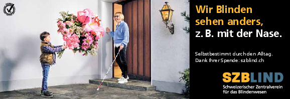 Eine Frau mit Blindenstock erhält an der Haustür einen überdimensional grossen Blumenstrauss von ihrem Enkelsohn überreicht.
